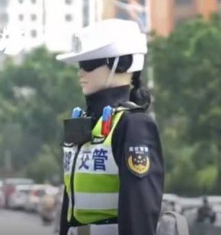 الروبوت يمسك بالزمام: الصين تبهر العالم وتطلق أول شرطي مرور بالذكاء الاصطناعي