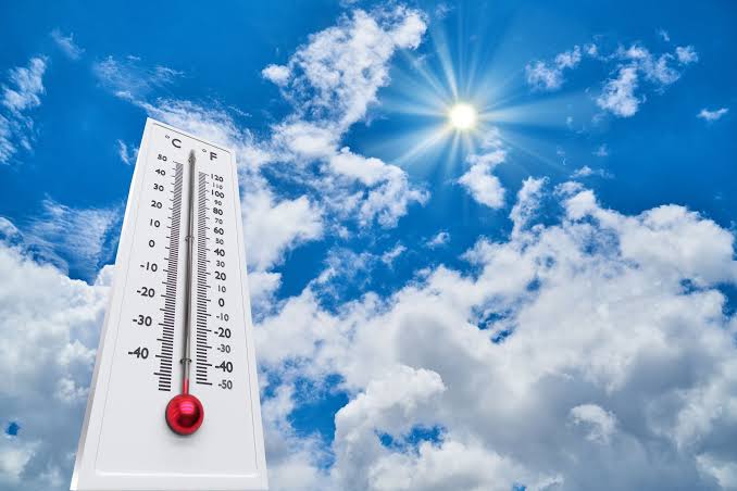 طقس الجمعة: استمرار الأجواء الحارة وزخات رعدية محملة بـ "التبروري" بعدة مناطق بالمملكة