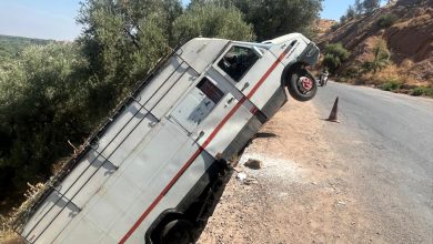 انقلاب شاحنة لنقل البضائع قرب دوار أخليج بأوريكة.. نجاة السائق ومساعده بأعجوبة