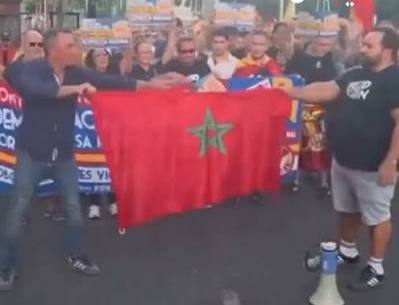 الهيئة المغربية لحقوق الإنسان تدين تمزيق العلم الوطني بمدريد وتطالب بمحاسبة المتورطين